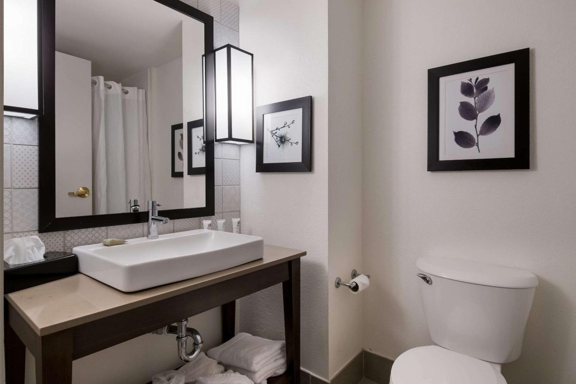 Country & By Radisson, Northeast - Hershey Inn